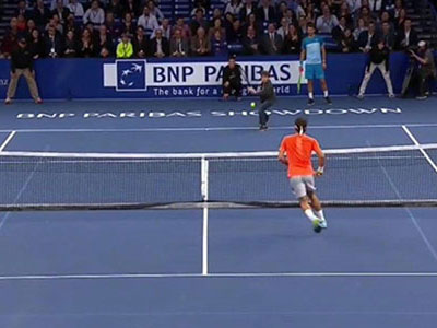 Clip: Chú bé chơi bóng hay làm Federer “đứng hình”