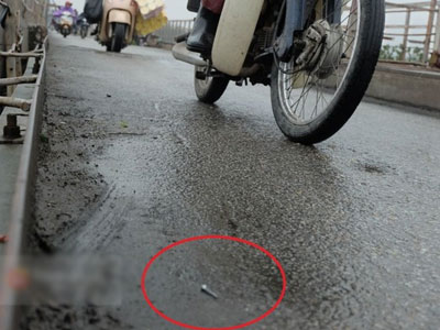 Khốn khổ vì đinh, ốc vít xuất hiện trên cây cầu trăm năm tuổi ở Hà Nội