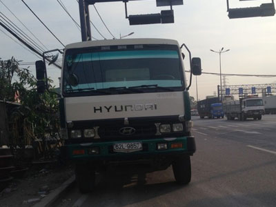 Xe ben tông xe máy, cuốn cô gái vào gầm