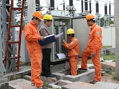 Rau lên vì điện, xe ôm tăng theo xăng: Dân rách túi