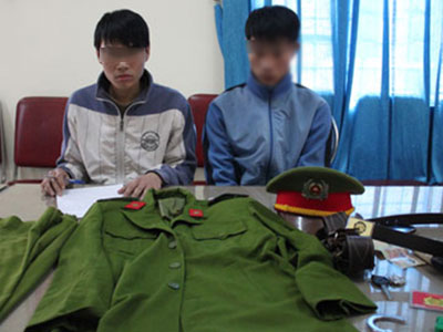 Giả trinh sát hình sự, vào nhà dân bắt 20 con gà đá