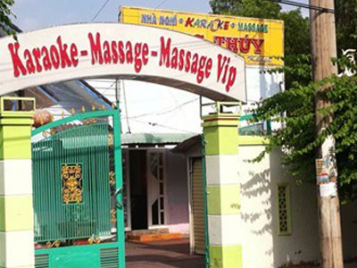Kiểm điểm thẩm phán chung phòng trọ với nữ đương sự