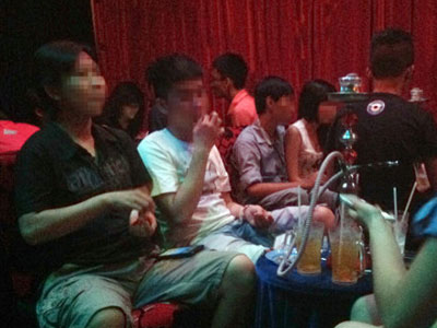 Bán shisha công khai, “khói Ả Rập” đang mê hoặc trẻ em?