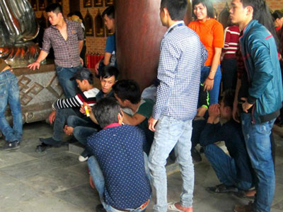“Lố” ở nơi linh thiêng: Văng tục, chửi thề nơi cửa chùa