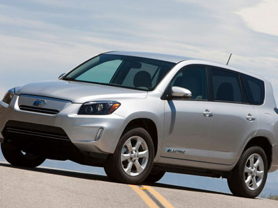 Toyota thu hồi tất cả các xe RAV4 chạy điện