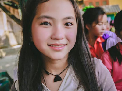 Vẻ đẹp hút hồn "ăn đứt hot girl" của bé gái người Mông