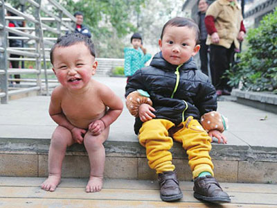 Bố cho con 15 tháng tuổi cởi trần giữa mùa đông