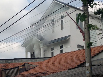 Cháy nhà 3 tầng, cả khu phố hoảng loạn