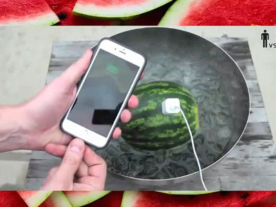 Clip: Sạc điện thoại bằng dưa hấu, nước, đá và muối