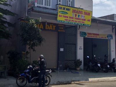 Đâm ông chủ rồi kéo vào nhà vệ sinh dìm xuống thùng nước