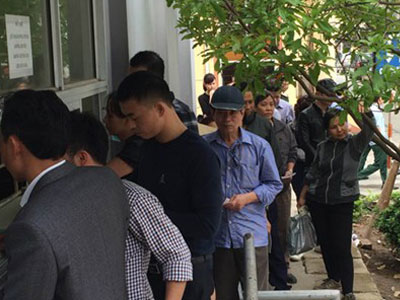 Hà Nội: Người dân xếp hàng mua thuốc như thời bao cấp