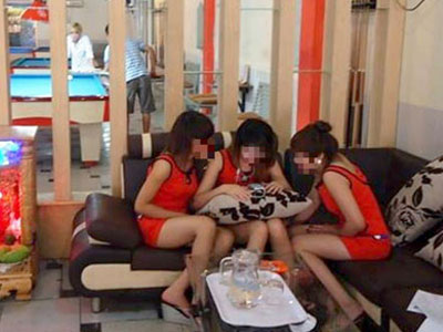 Kiều nữ bôi lơ và cám dỗ sau đường cơ