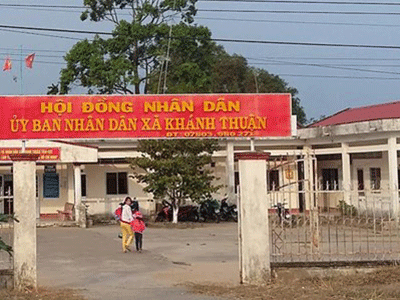Mang xăng tới ủy ban dọa đốt, đòi tiền cán bộ xã... nhậu thiếu