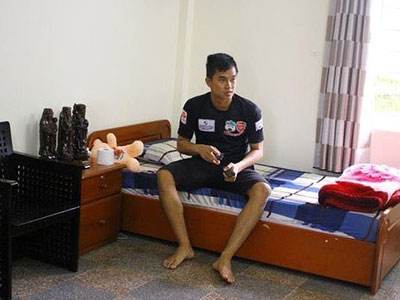 Thủ môn Olympic VN phải nhận đồ ăn ở cửa phòng khách sạn