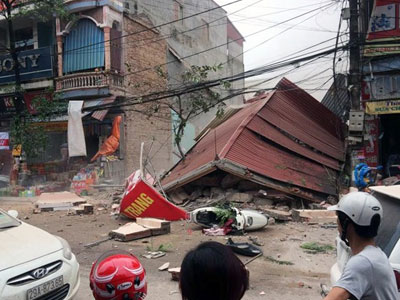 Cửa hàng giày dép 3 tầng đổ sập