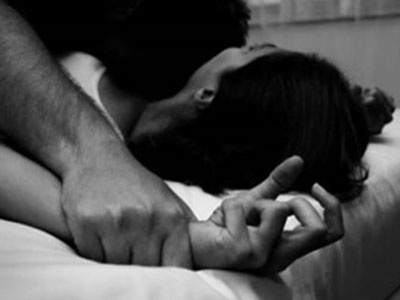 Cửa khép hờ, cô gái trẻ đang ngủ bị xâm hại