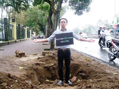 Dầm mưa kêu gọi dừng chặt cây xanh hàng loạt tại Hà Nội