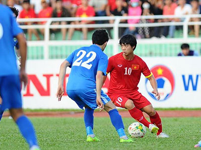 HLV Vương Tiến Dũng: Công Phượng đá không hợp lý, rê dắt nhiều quá