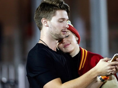 Miley Cyrus bỏ bạn trai vì tính lăng nhăng
