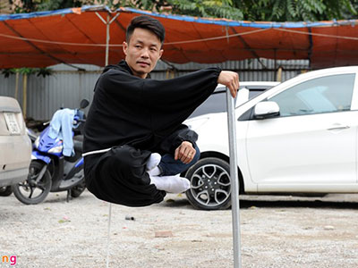 Nam thanh niên ở Hà Nội độn thổ, ngồi lơ lửng trên không