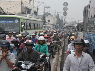 Quốc lộ 1 kẹt cứng 5km, hàng ngàn người trễ giờ