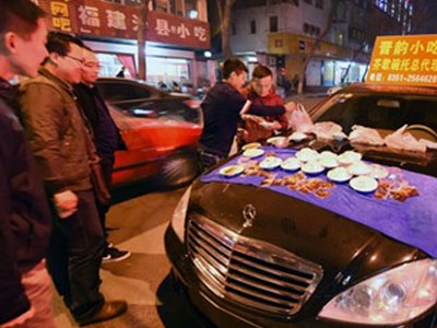 Sốc với thiếu gia lái Mercedes bán... quà vặt ở Trung Quốc