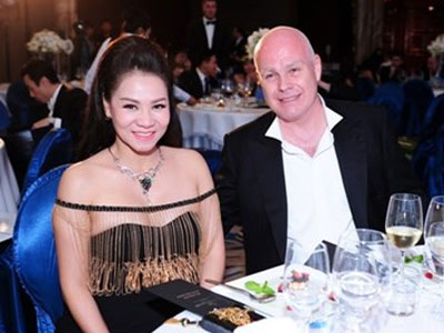 Chồng Thu Minh tặng vợ sợi dây chuyền 400 triệu