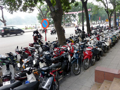 Hạn chế xe máy: Người phố lo hơn dân quê