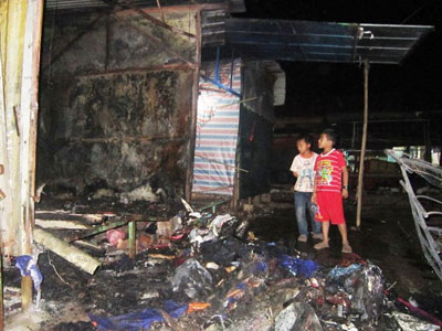 Cháy chợ Phong Nha, tiểu thương tán loạn dọn hàng "chạy lửa"