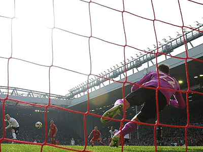 Kỷ niệm trận thứ 400 tại Premier League, Wayne Rooney... đá hỏng penalty