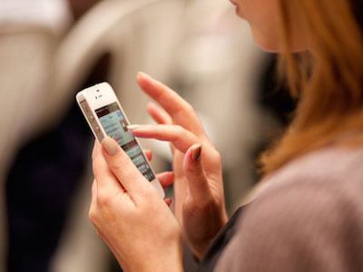 Bé gái 12 tuổi đầu độc mẹ hai lần vì bị thu iPhone