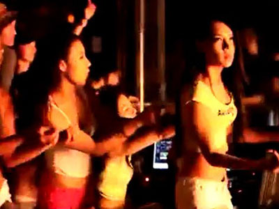 Clip dàn chân dài mặc mát mẻ lắc lư trong bar