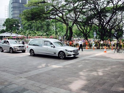 Xe đưa linh cữu ông Lý Quang Diệu về dinh tổng thống