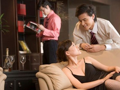 8 dấu hiệu “tố” phụ nữ ngoại tình