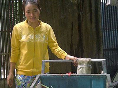 Công an hướng dẫn chị ve chai làm thủ tục nhận 5 triệu Yên