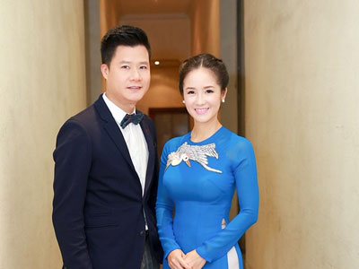Hồng Nhung thay hai bộ váy trong đêm nhạc Phú Quang