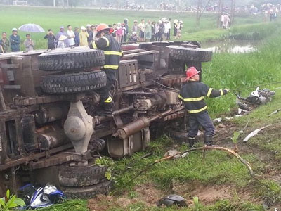 Xe ben chở cát lật vùi chết thanh niên đi xe máy