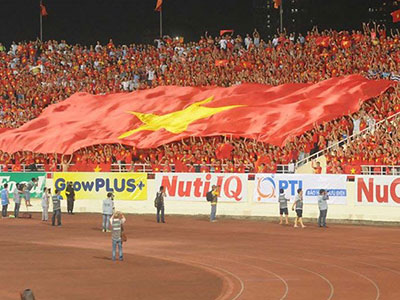 CĐV Việt Nam mang đại kỳ sang cổ vũ đội nhà