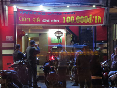 Đôi bạn chém nhau trước cửa quán karaoke