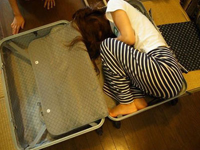 Ngồi tù một năm vì nhốt bạn gái vào vali