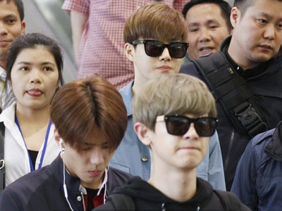 Cận cảnh vẻ điển trai của các thành viên EXO tại sân bay Nội Bài