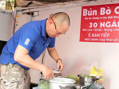 Chủ quán bún bò chấp nhận bỏ bảng nội quy gây cười