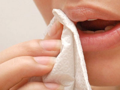 Hiểm họa khi dùng giấy vệ sinh lau miệng