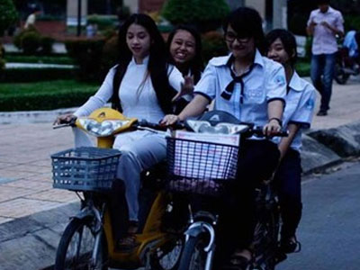 Học sinh bắt buộc đội mũ bảo hiểm khi đi xe đạp điện