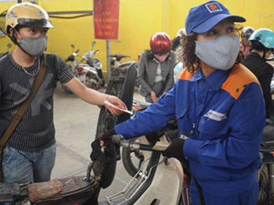 Không giảm giá xăng: Người tiêu dùng lại chịu thiệt