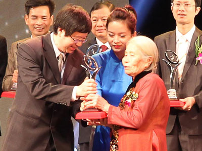 Phong Tê Thấp bà Giằng nhận Giải thưởng chất lượng Quốc gia 2014