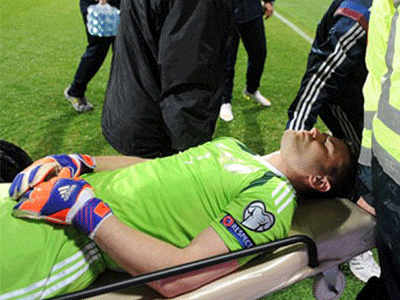 Akinfeev ngất lịm vì pháo sáng, trận Montenegro - Nga bị hoãn