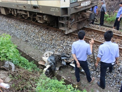 Băng qua đường ngang, 2 chị em bị tàu hỏa tông tử vong