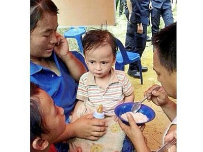 Bé 2 tuổi sống sót trong đồn điền đầy rắn