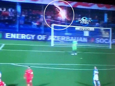 Clip: Thủ môn Akinfeev đi viện vì bị CĐV tấn công bằng pháo sáng